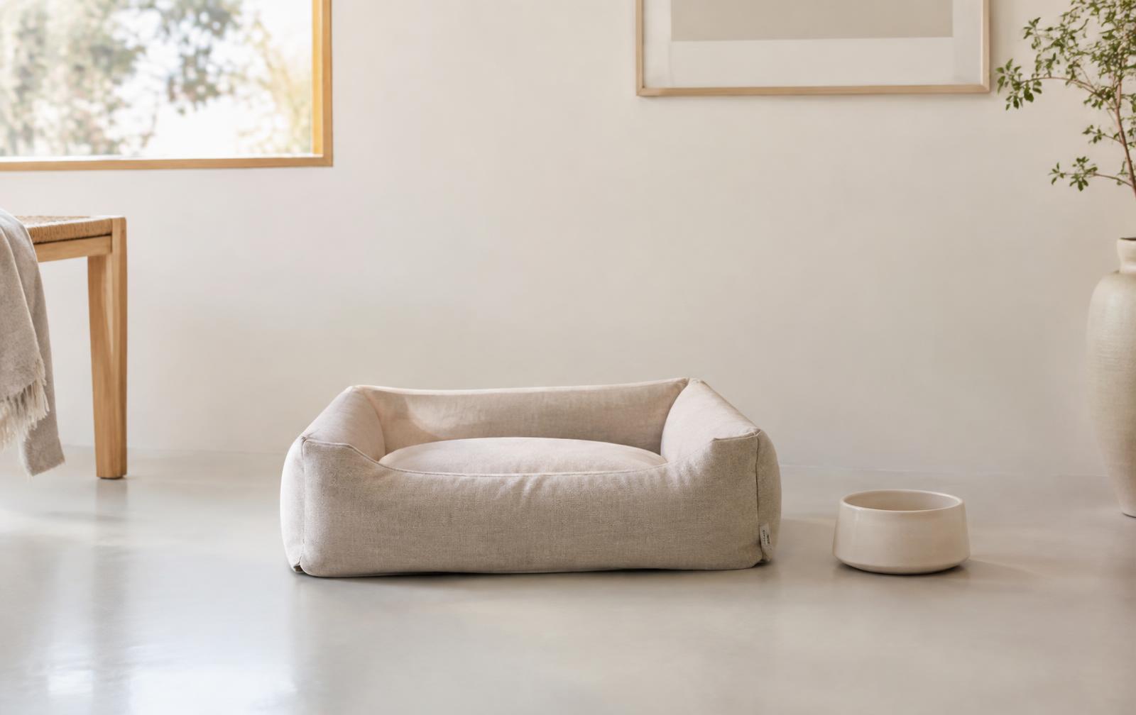 Panier pour chien dans un intérieur lumineux